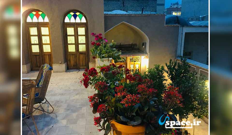 نمای حیاط سرسبز اقامتگاه بوم گردی صالحی - اصفهان