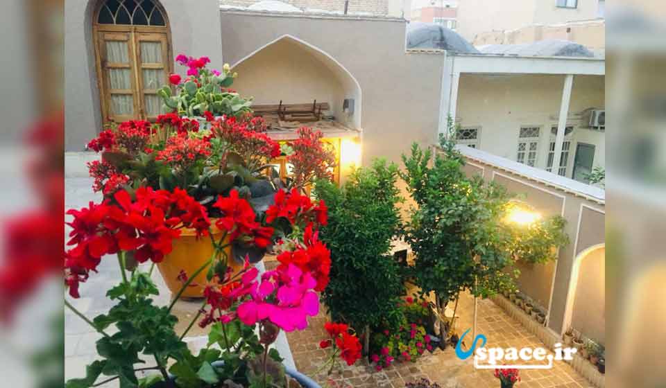 حیاط و گل های زیبای اقامتگاه بوم گردی صالحی - اصفهان